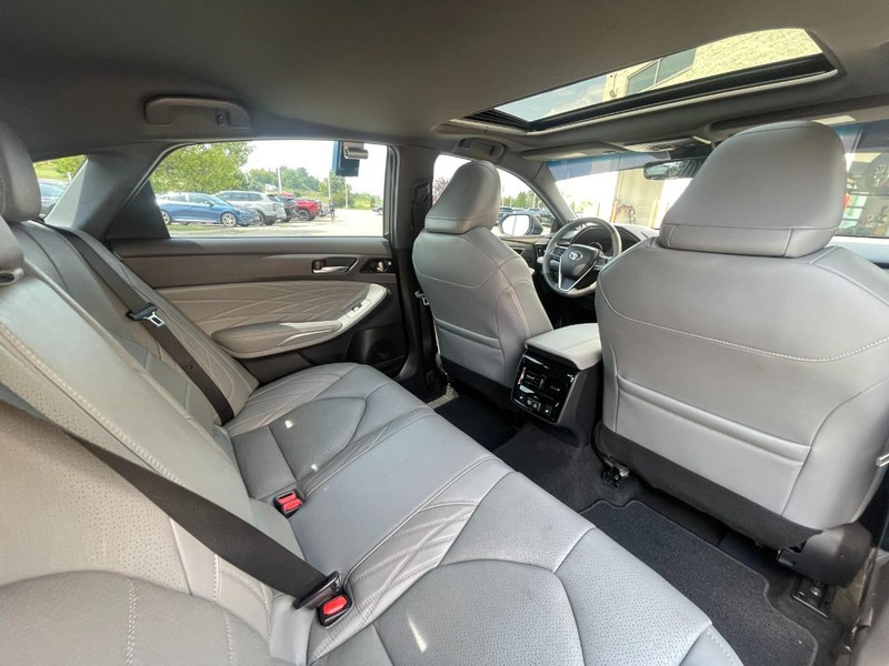 Toyota Avalon Hybrid Vehicle Image 16