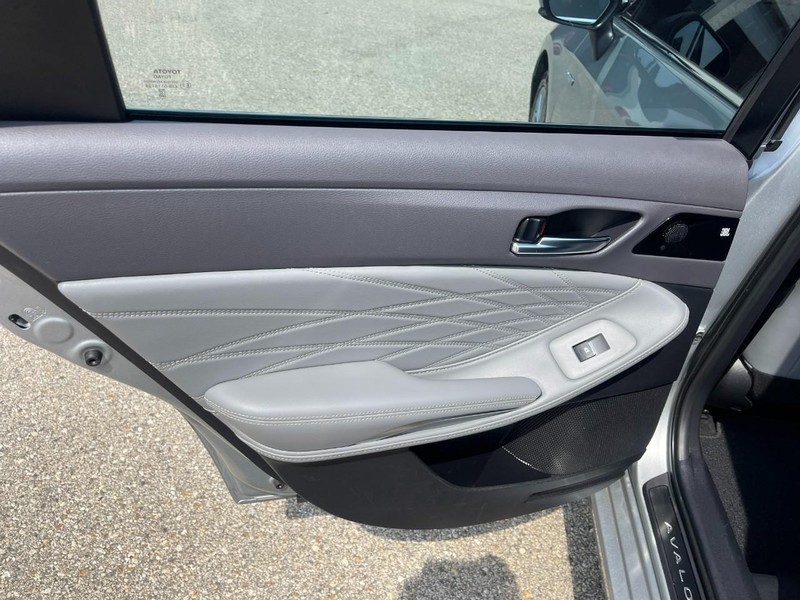 Toyota Avalon Hybrid Vehicle Image 21