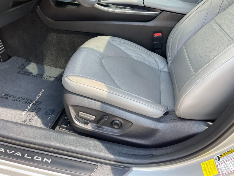 Toyota Avalon Hybrid Vehicle Image 23
