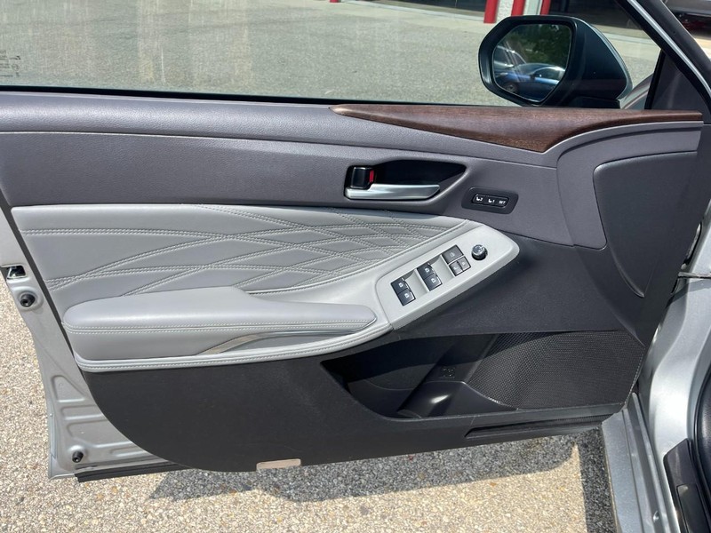 Toyota Avalon Hybrid Vehicle Image 24