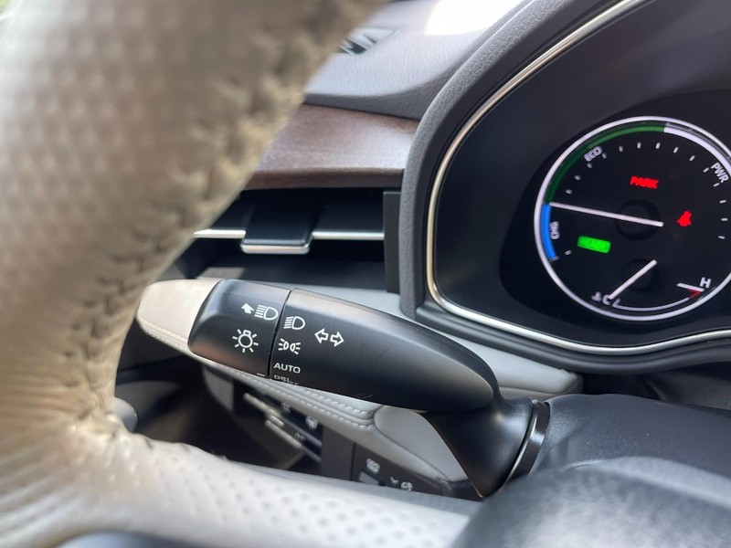 Toyota Avalon Hybrid Vehicle Image 31