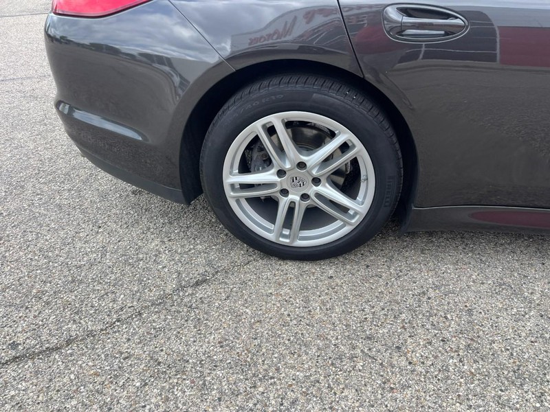 Porsche Panamera Vehicle Image 09