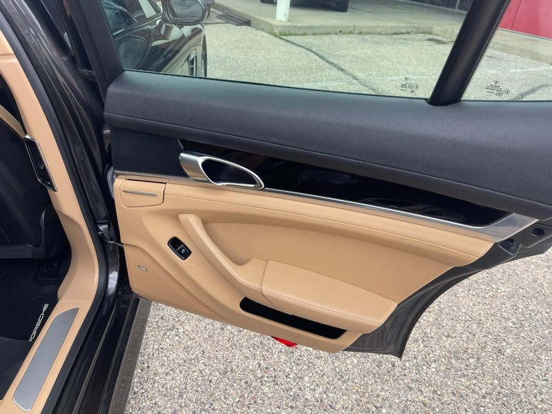 Porsche Panamera Vehicle Image 17