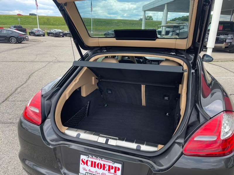 Porsche Panamera Vehicle Image 18