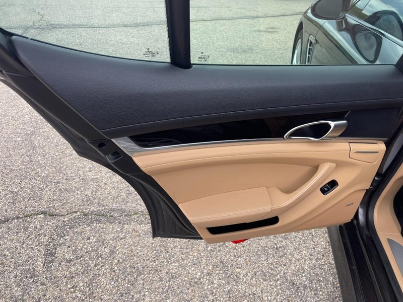 Porsche Panamera Vehicle Image 21