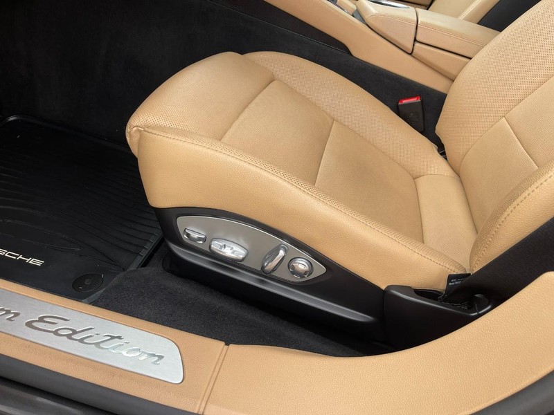 Porsche Panamera Vehicle Image 23