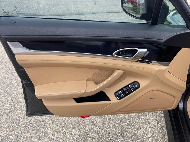 Porsche Panamera Vehicle Image 24