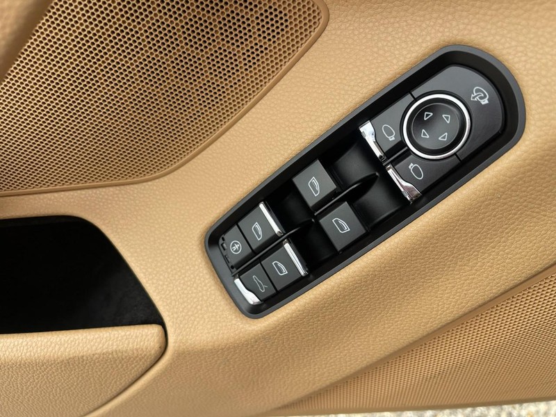 Porsche Panamera Vehicle Image 26