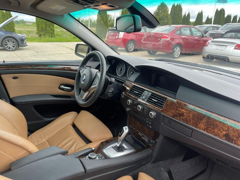 BMW 5 Series Vehicle Image 02