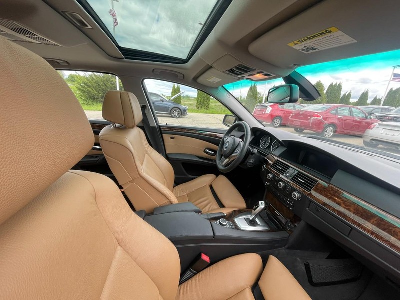 BMW 5 Series Vehicle Image 04
