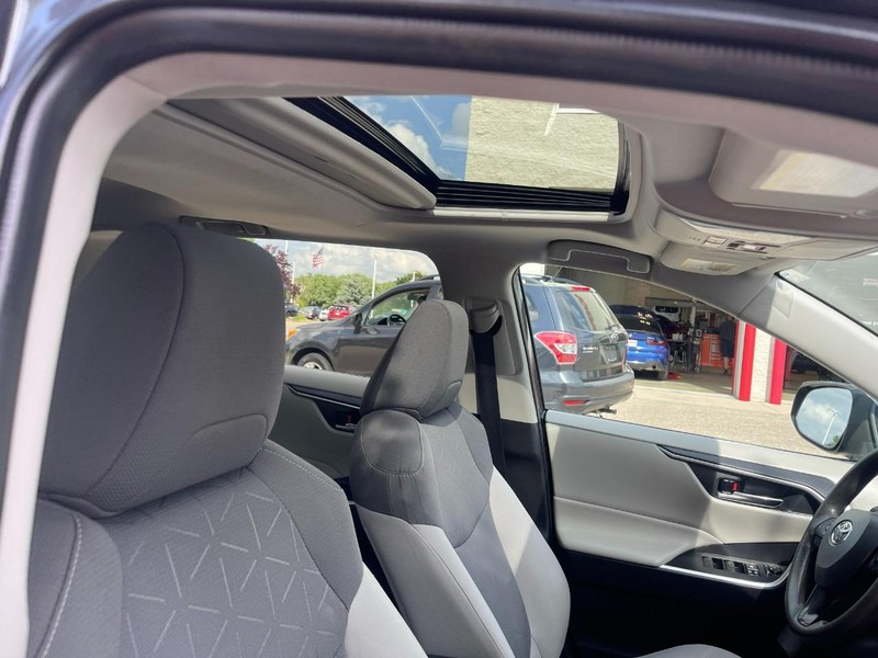 Toyota RAV4 Hybrid Vehicle Image 10