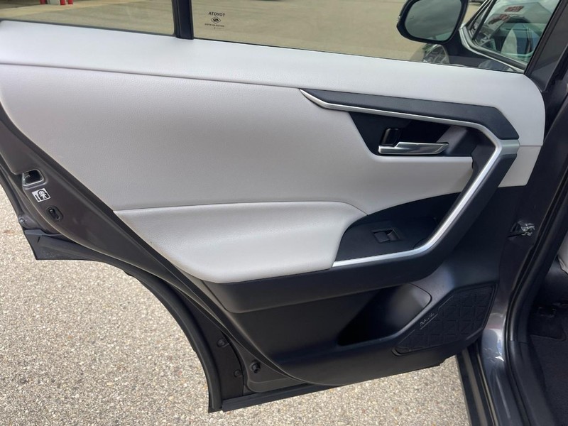 Toyota RAV4 Hybrid Vehicle Image 18