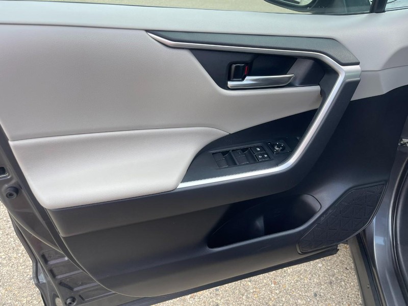 Toyota RAV4 Hybrid Vehicle Image 21