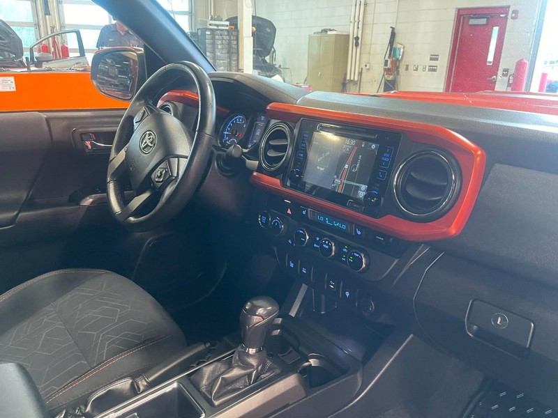 Toyota Tacoma Vehicle Image 09