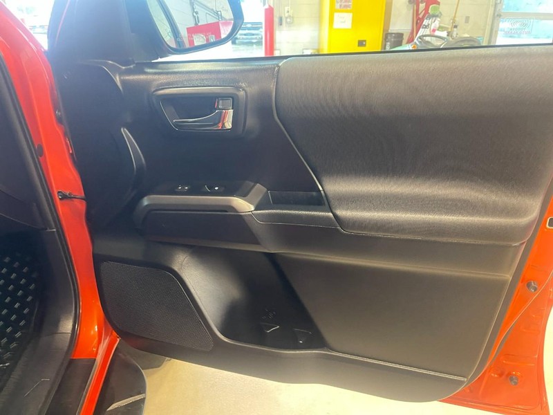 Toyota Tacoma Vehicle Image 12