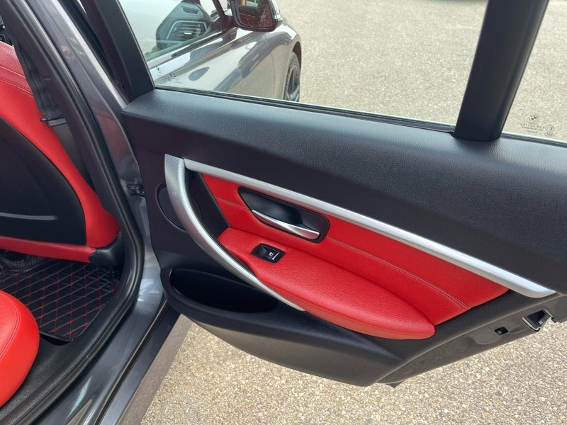 BMW 3 Series Vehicle Image 13