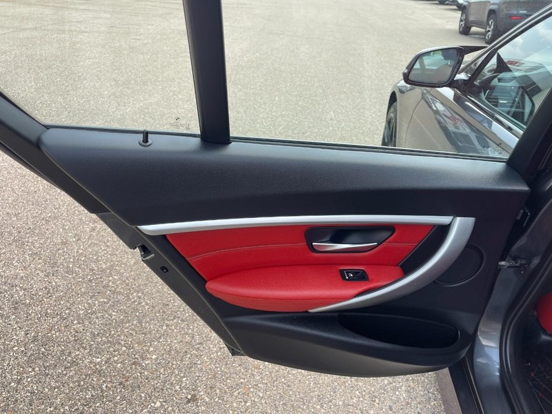 BMW 3 Series Vehicle Image 16