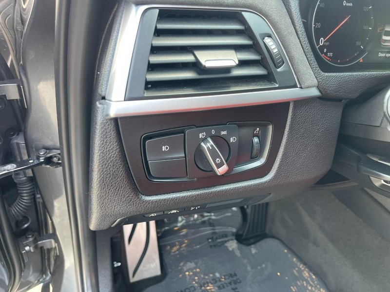 BMW 3 Series Vehicle Image 21