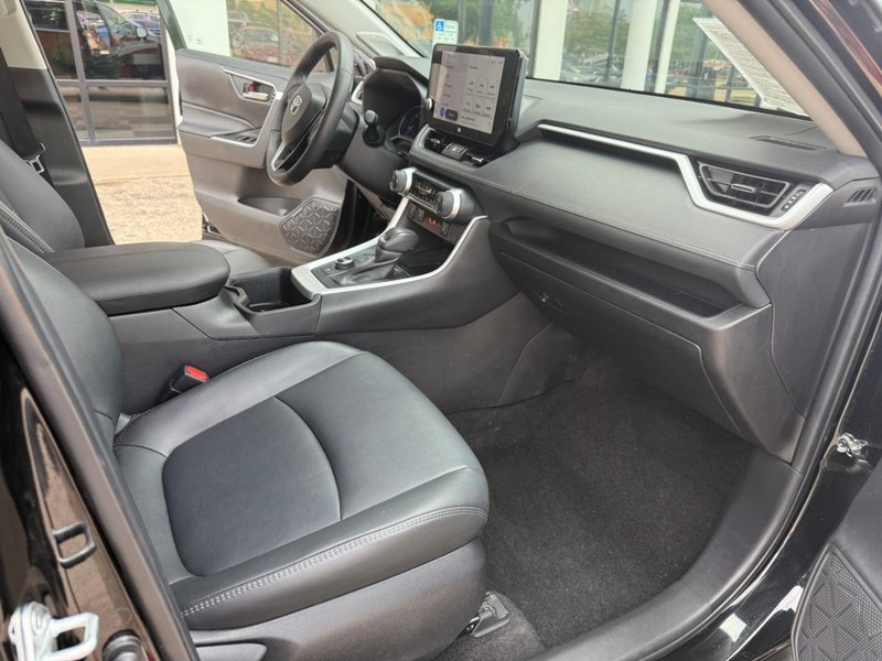 Toyota RAV4 Hybrid Vehicle Image 18