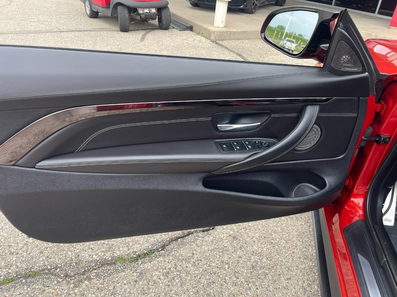 BMW M4 Vehicle Image 21