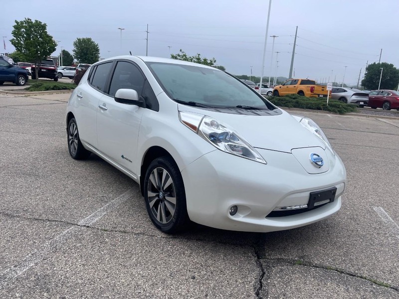 Nissan LEAF Vehicle Image 02