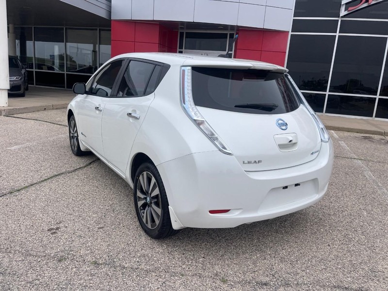 Nissan LEAF Vehicle Image 04