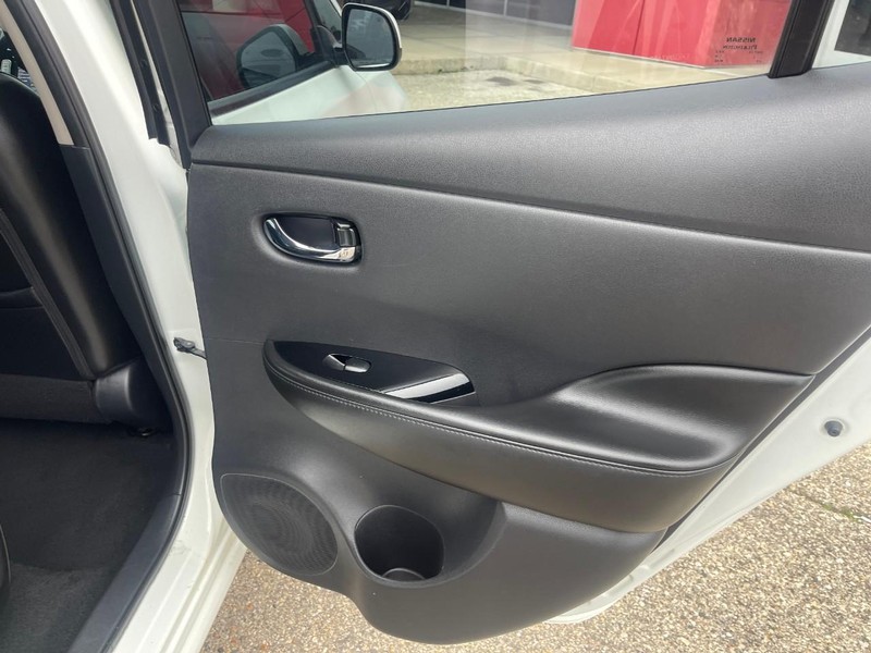 Nissan LEAF Vehicle Image 12