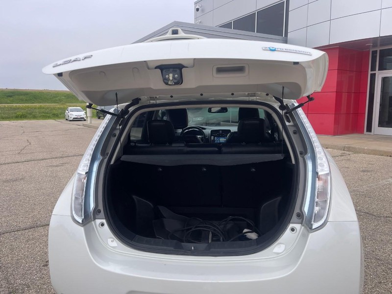 Nissan LEAF Vehicle Image 13