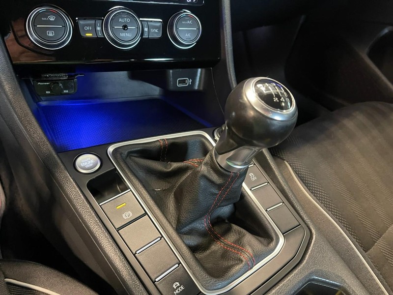 Volkswagen Jetta GLI Vehicle Image 23