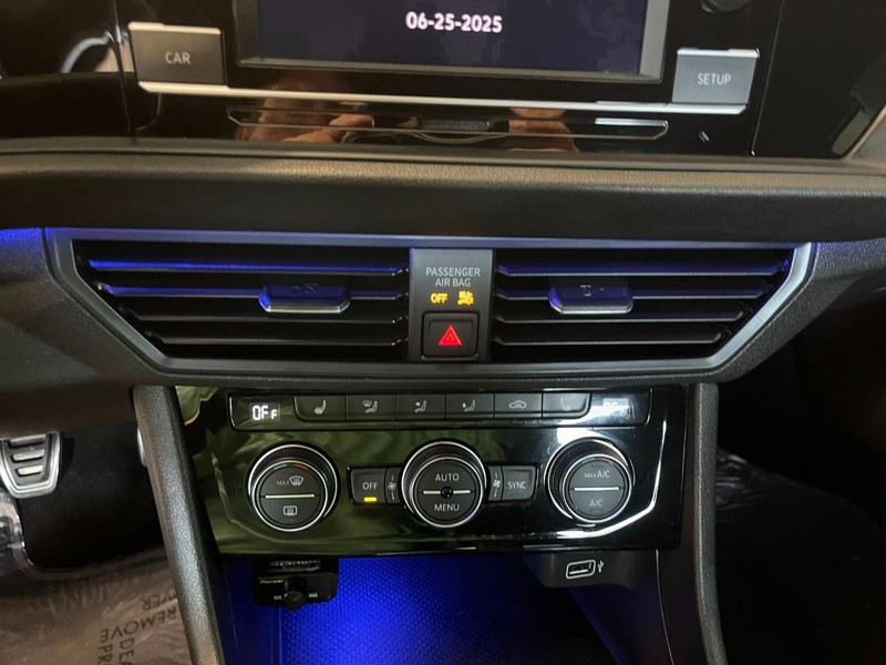 Volkswagen Jetta GLI Vehicle Image 24