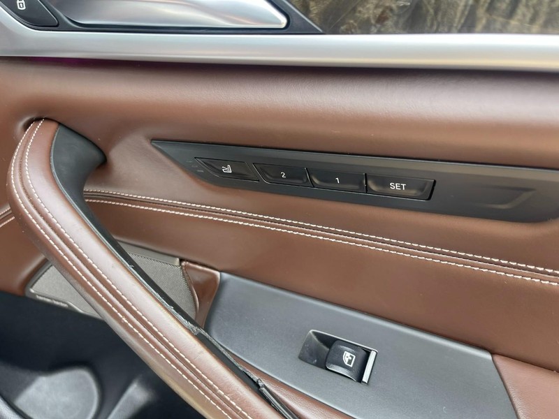 BMW 5 Series Vehicle Image 11