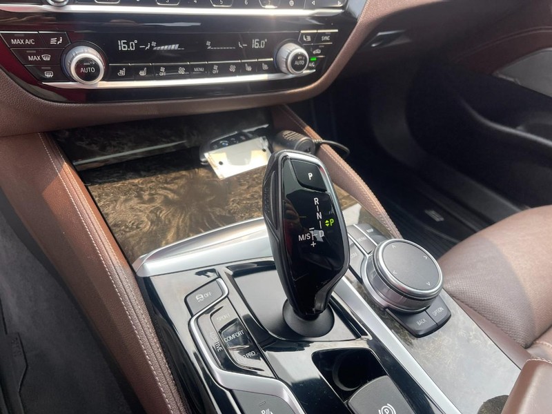 BMW 5 Series Vehicle Image 34