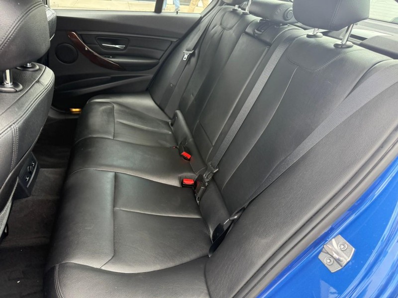 BMW 3 Series Vehicle Image 11