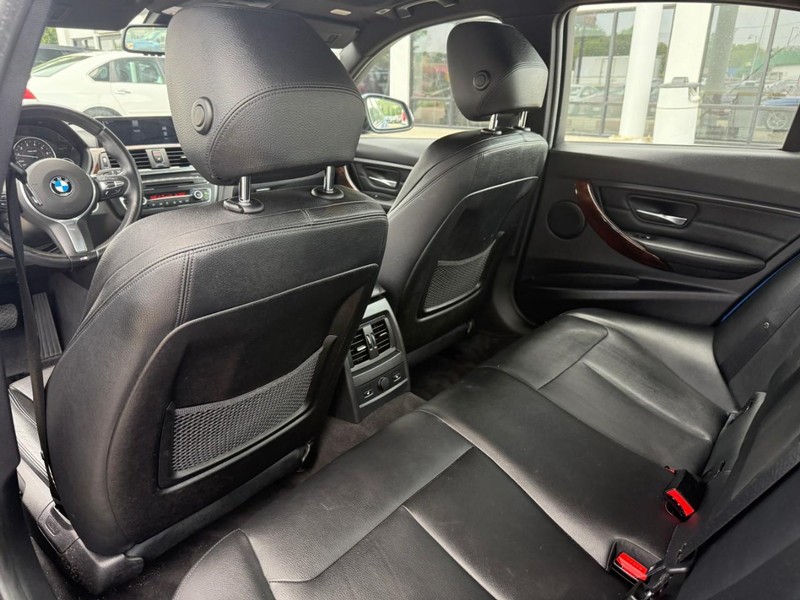 BMW 3 Series Vehicle Image 12