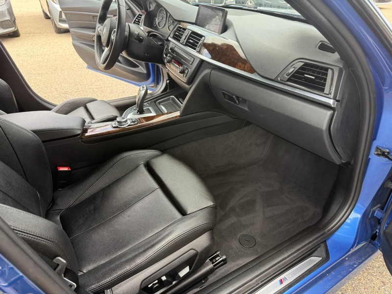 BMW 3 Series Vehicle Image 16