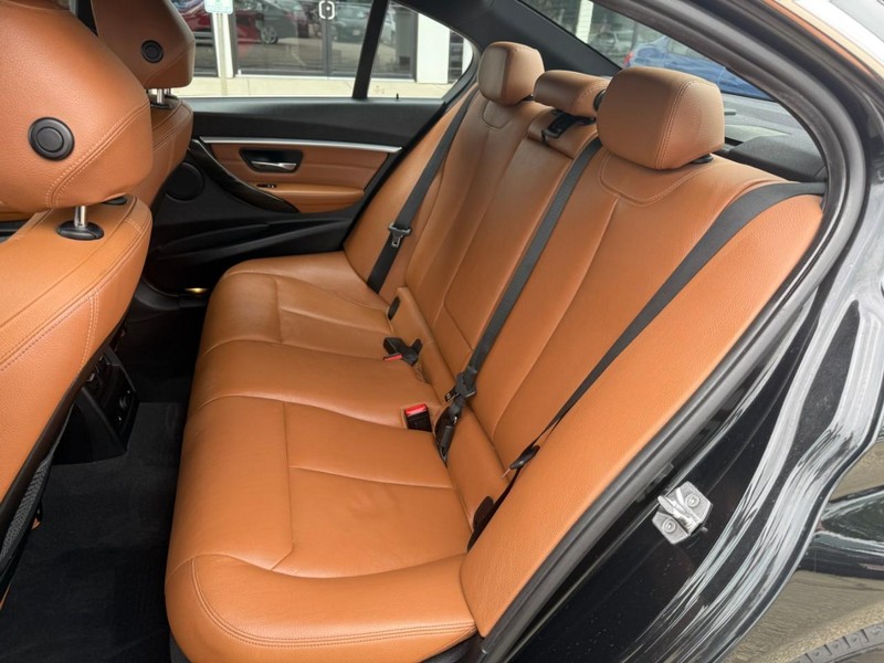 BMW 3 Series Vehicle Image 11