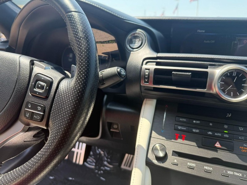 Lexus RC Vehicle Image 18