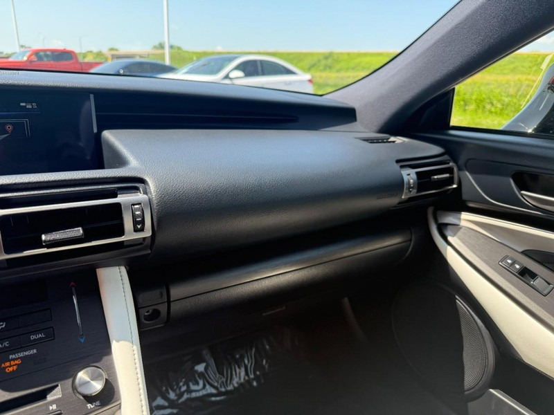 Lexus RC Vehicle Image 21
