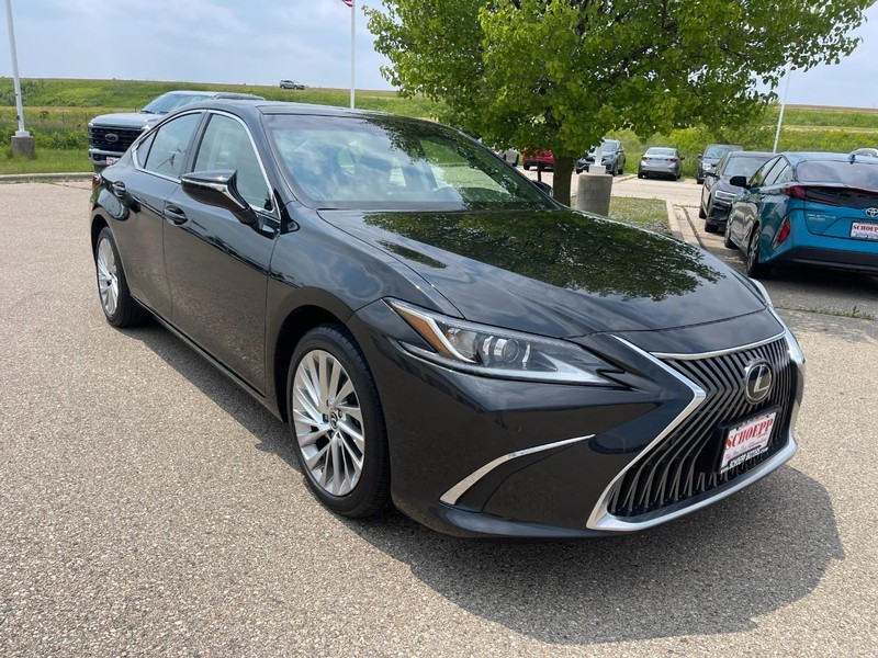 Lexus ES Vehicle Image 02