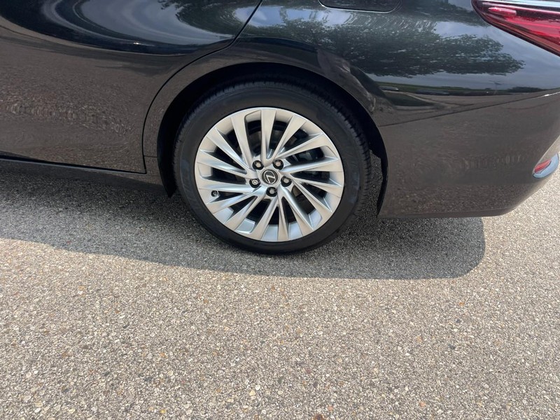 Lexus ES Vehicle Image 05