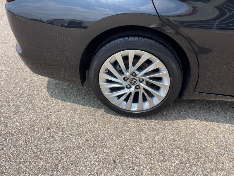 Lexus ES Vehicle Image 08