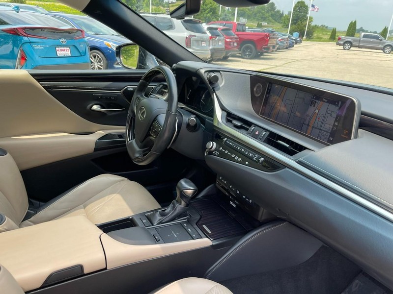 Lexus ES Vehicle Image 09