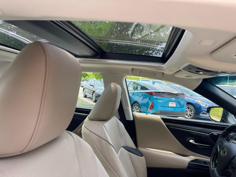 Lexus ES Vehicle Image 10