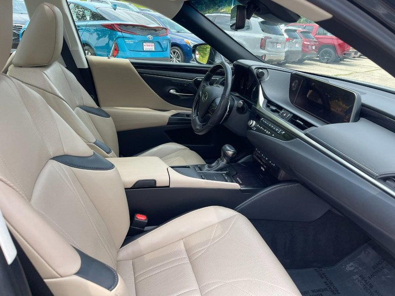 Lexus ES Vehicle Image 11