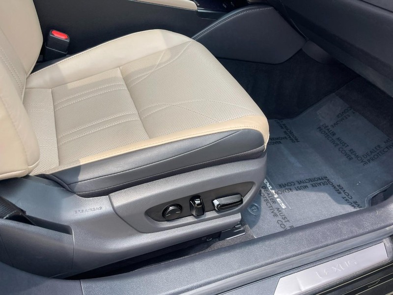 Lexus ES Vehicle Image 12