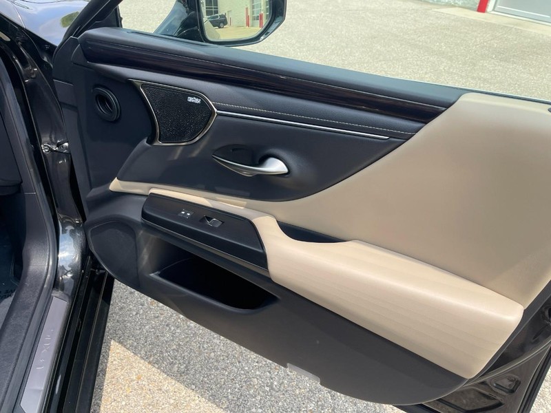 Lexus ES Vehicle Image 13