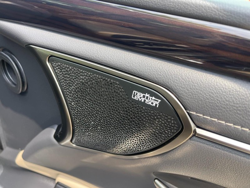 Lexus ES Vehicle Image 14