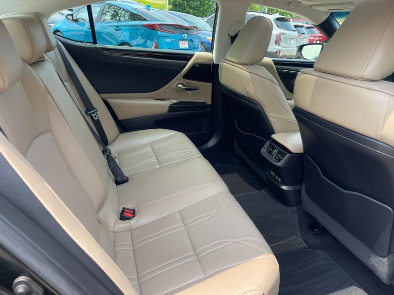 Lexus ES Vehicle Image 15