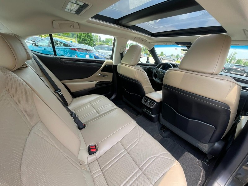Lexus ES Vehicle Image 16
