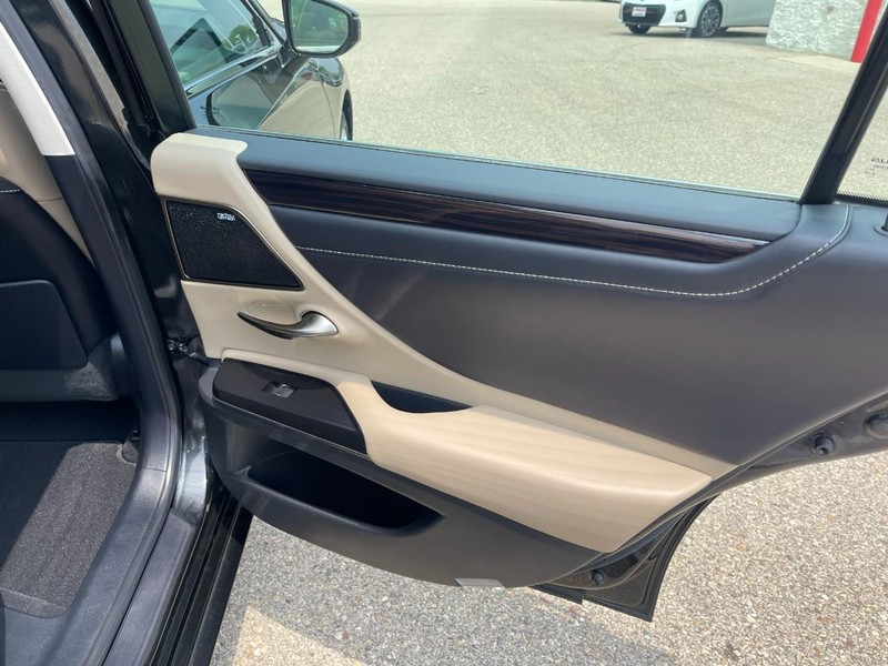 Lexus ES Vehicle Image 17